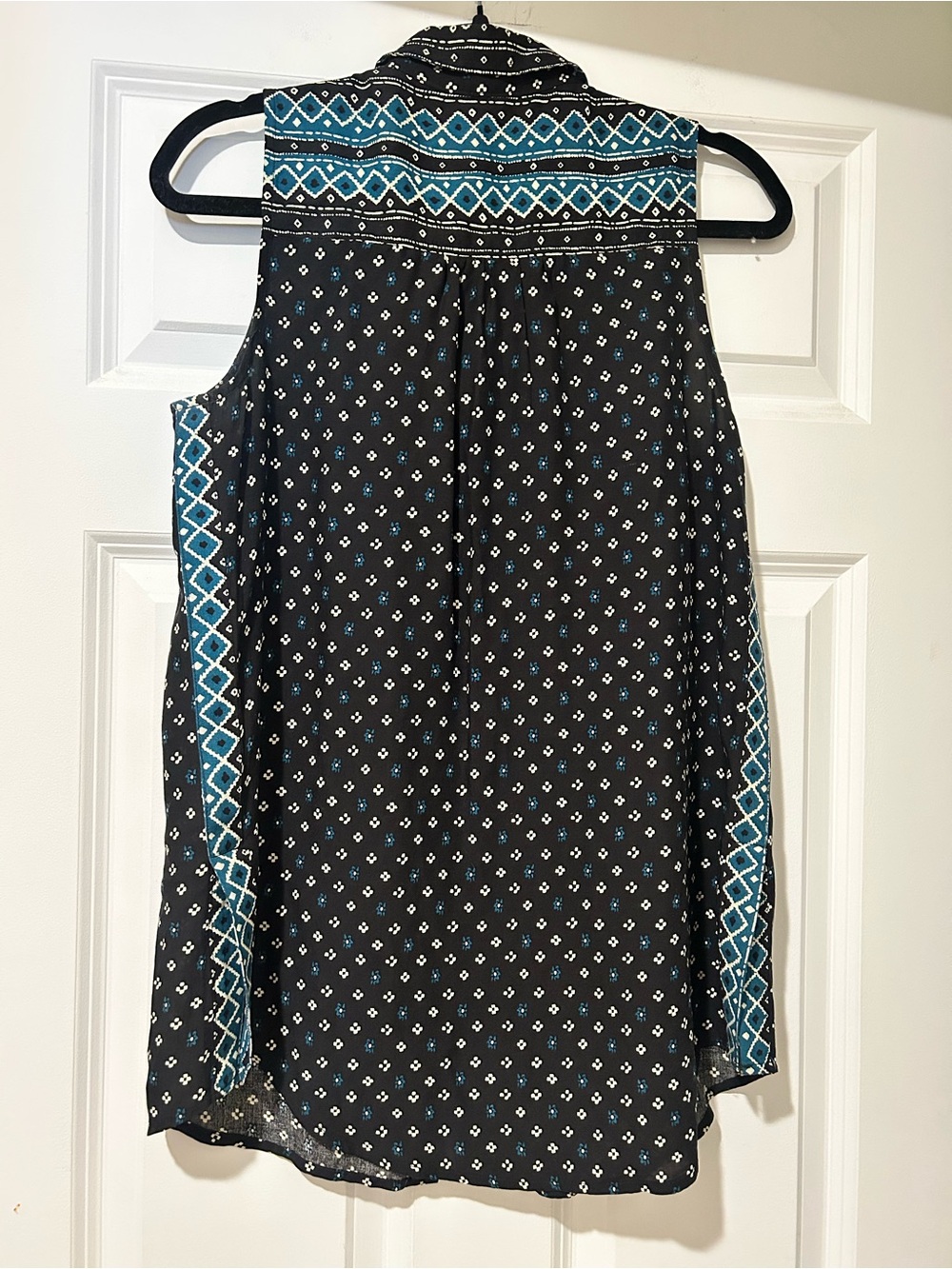Anthropologie Akemi + Kin Black & Teal Sleeveless Button-Down Shirt - Picture 4 of 16